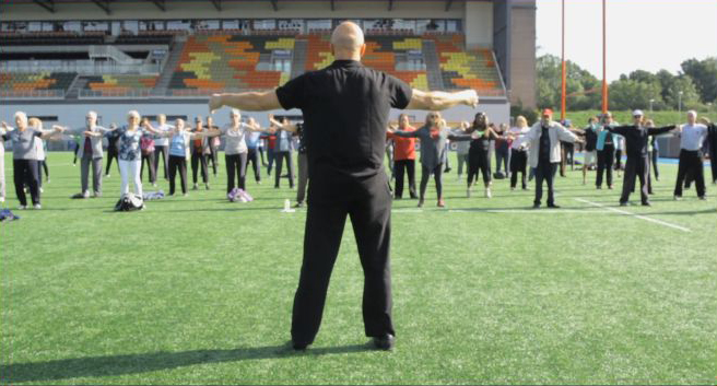 Michael Richards doing taichi in park